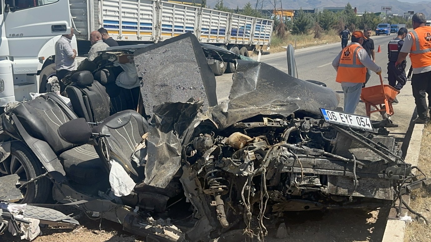 TIR’a arkadan çarpan otomobil hurdaya döndü