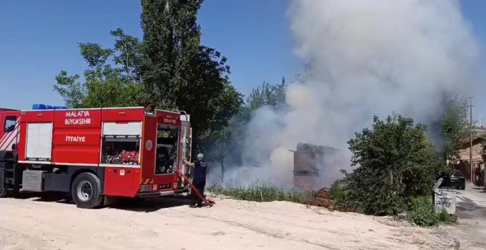 Ev bahçesinde çıkan yangın büyümeden söndürüldü