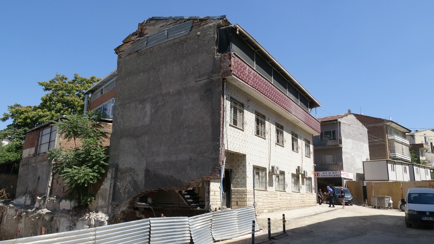 Malatya'da tahliye edilen binadan beton parçaları düştü