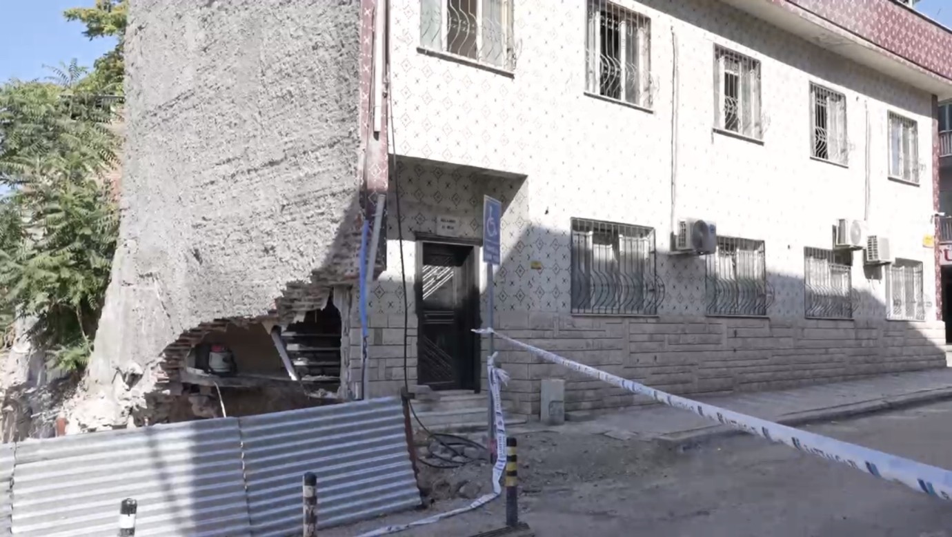 Tehlike büyüyor! Aynı binada bir çökme daha