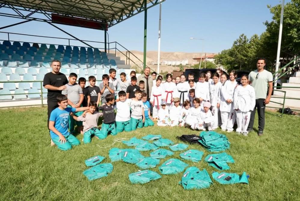 Darende'de genç sporculara belediye desteği