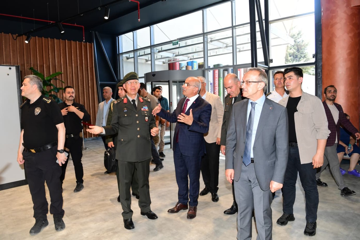 Şehir Kütüphanesi protokolden tam not aldı