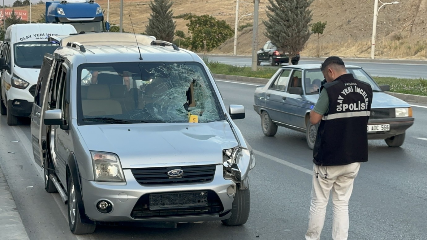 Yolun karşısına geçerken can verdi