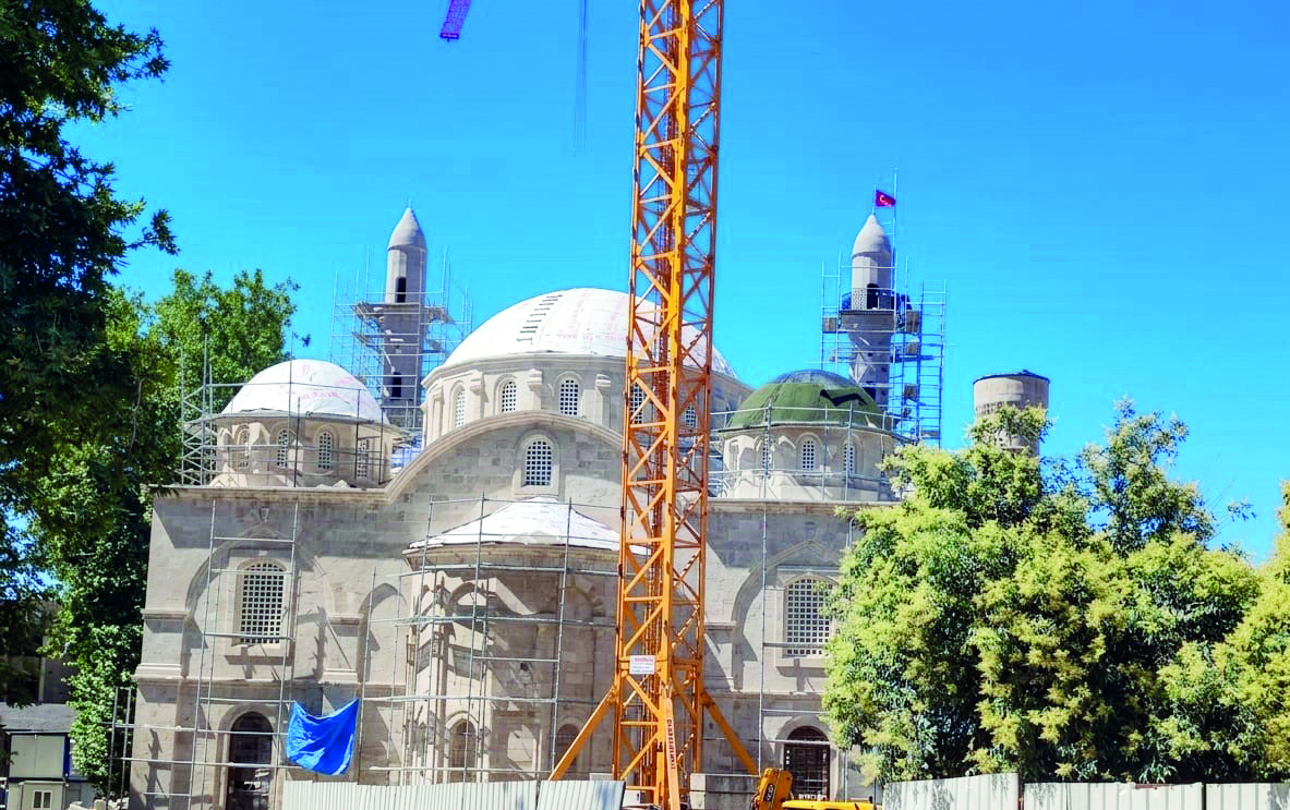 Yeni Cami'de son düzlük, zirvede Türk bayrağı