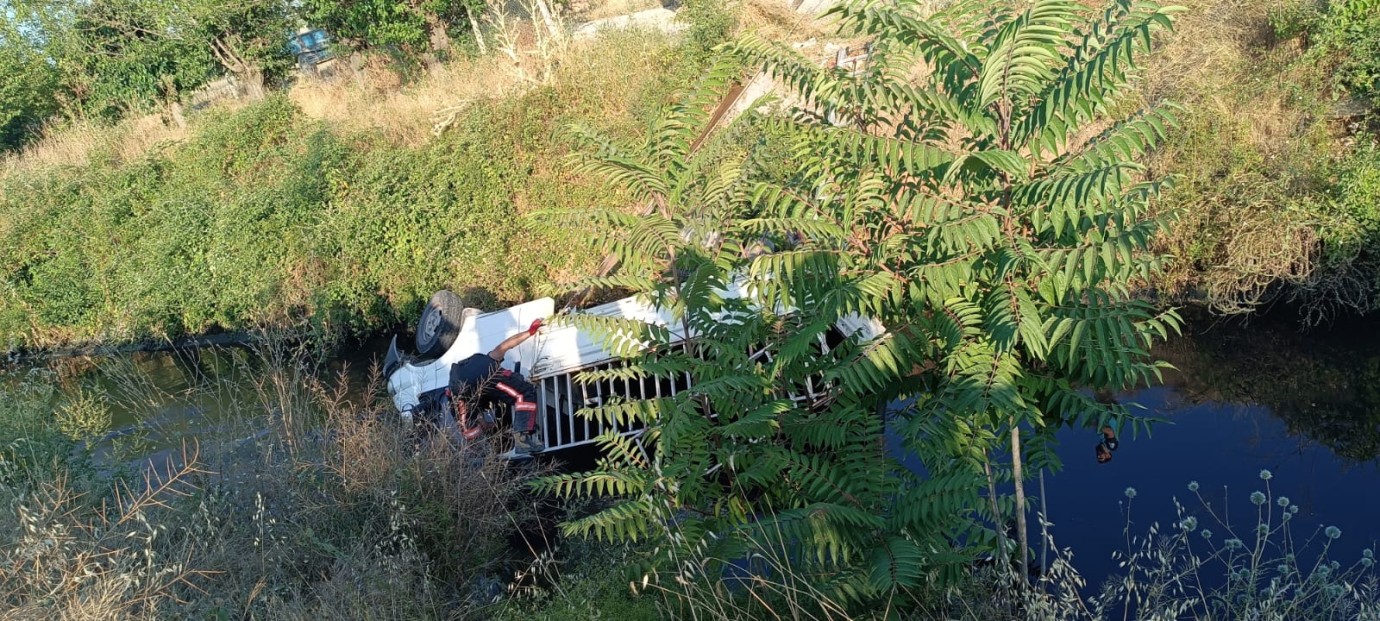 Kamyon sulama kanalına devrildi: 1 ölü
