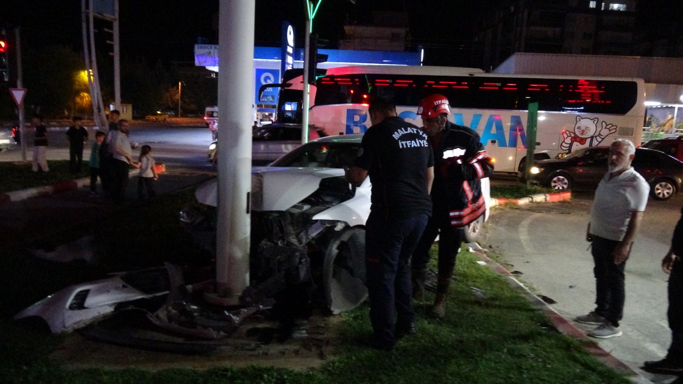Malatya'da kaza yapan sürücü ambulanstan kaçtı