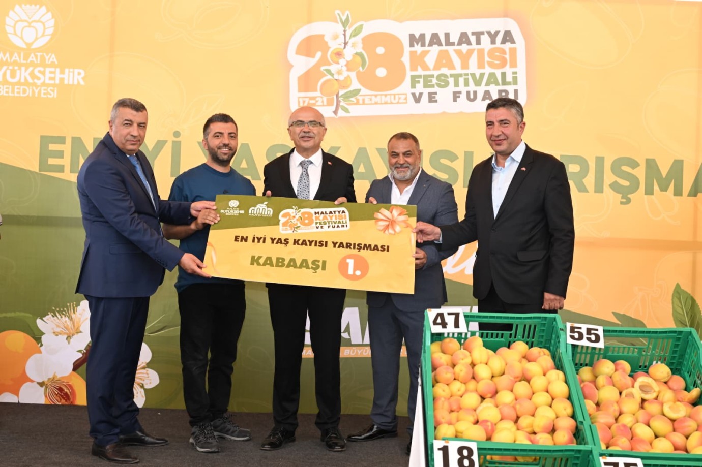 Malatya'nın altın meyvesi yarıştı