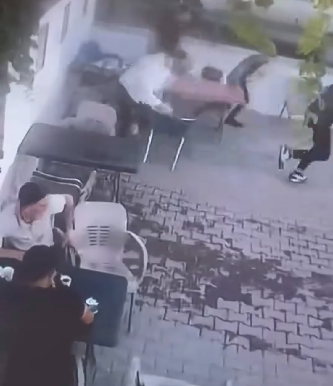 İş yeri beşik gibi sallandı