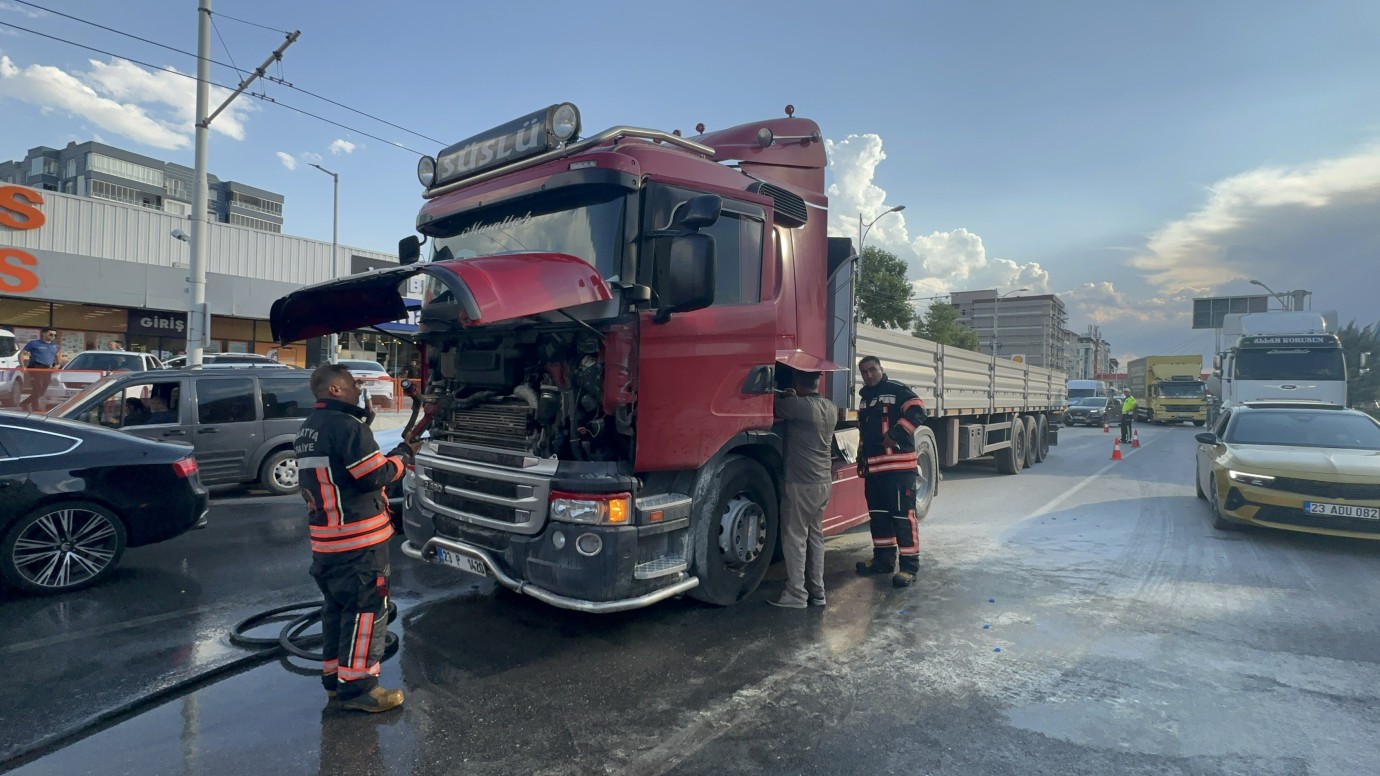 Çevreyolu’nda seyir halindeki TIR’da yangın