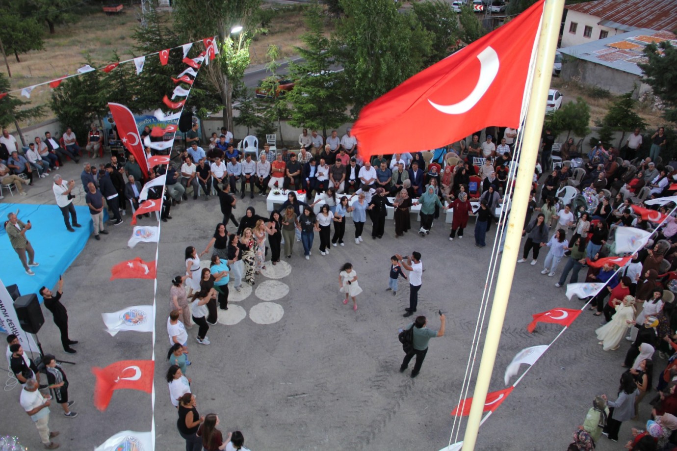 Darende'de ilk yaz şenliği binlerce kişiyi buluşturdu