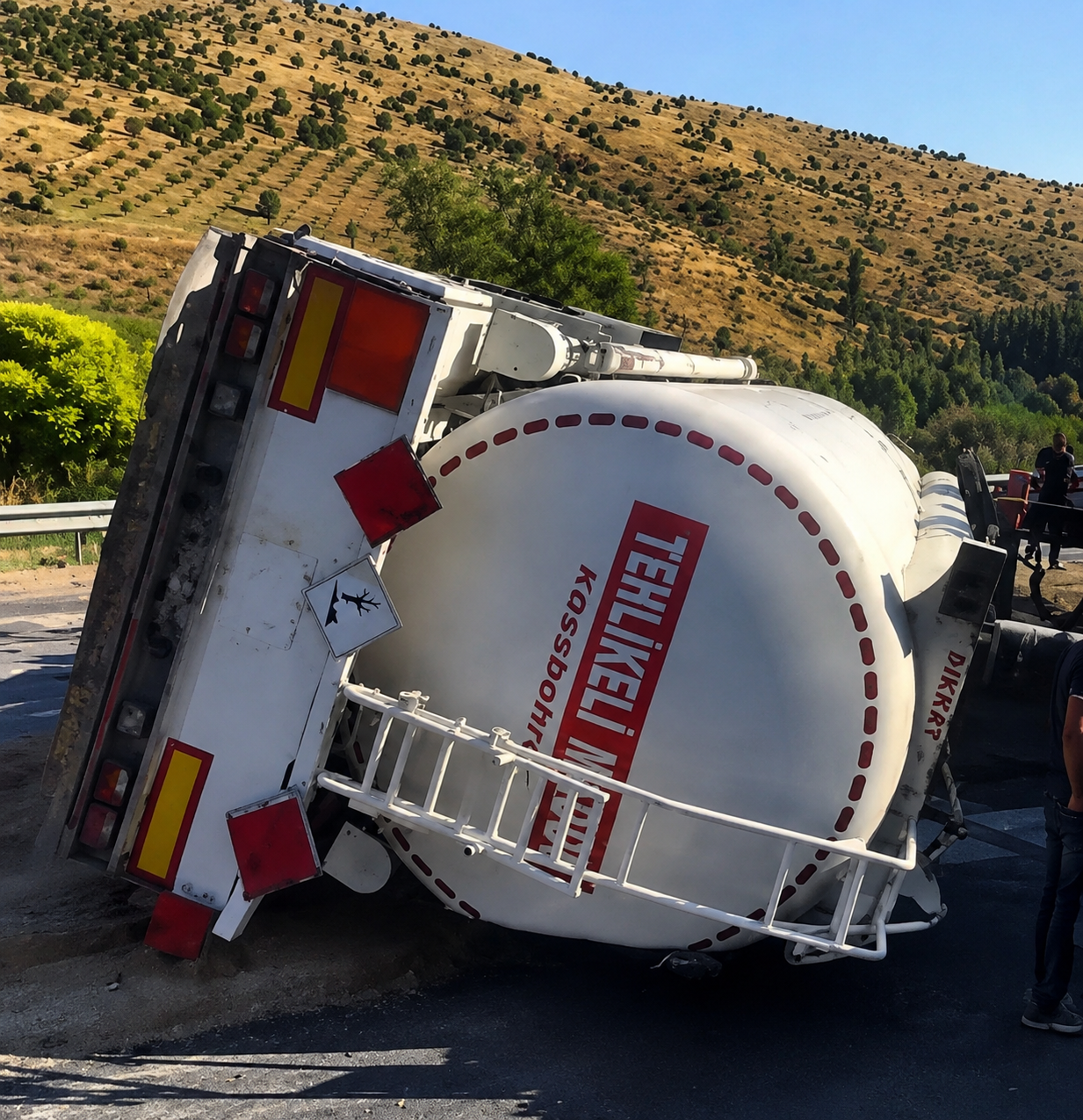 Yakıt tankeri devrildi, facianın eşiğinden dönüldü