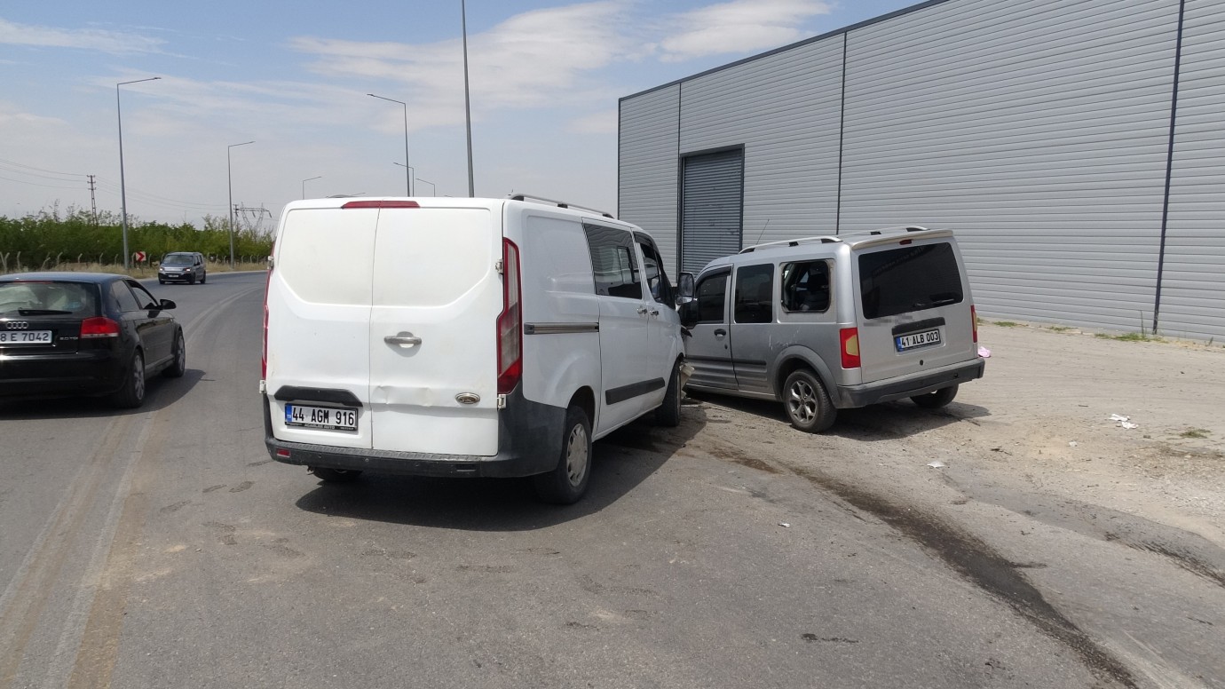 Malatya'da iki hafif ticari araç çarpıştı: 8 yaralı
