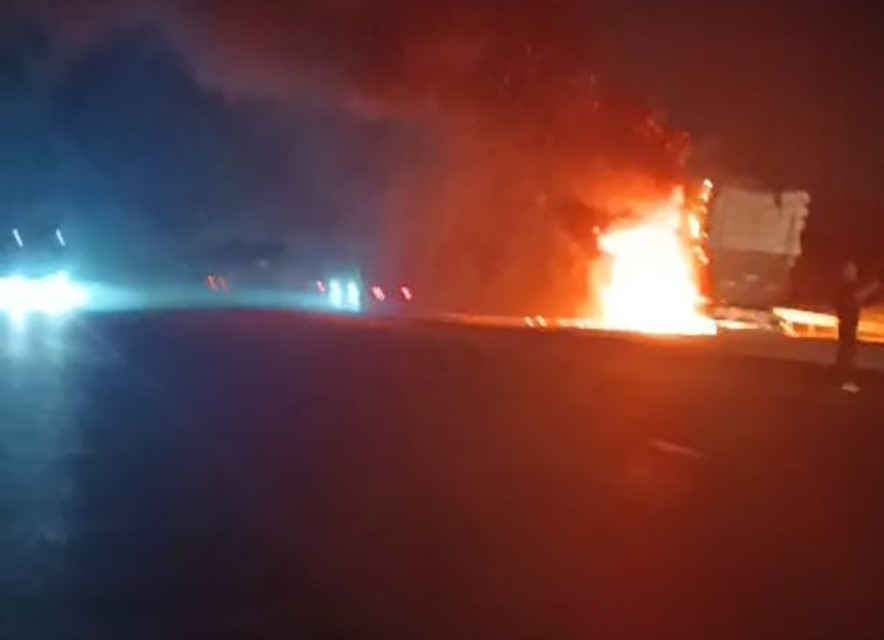 Saman yüklü TIR küle döndü