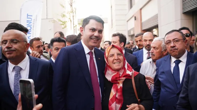 Bakan Kurum depremzede ailenin evine konuk oldu