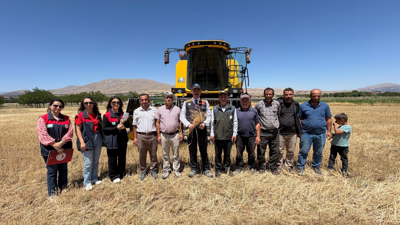 Kaymakam Sungur hasada katıldı, anız yangınlarına karşı uyardı