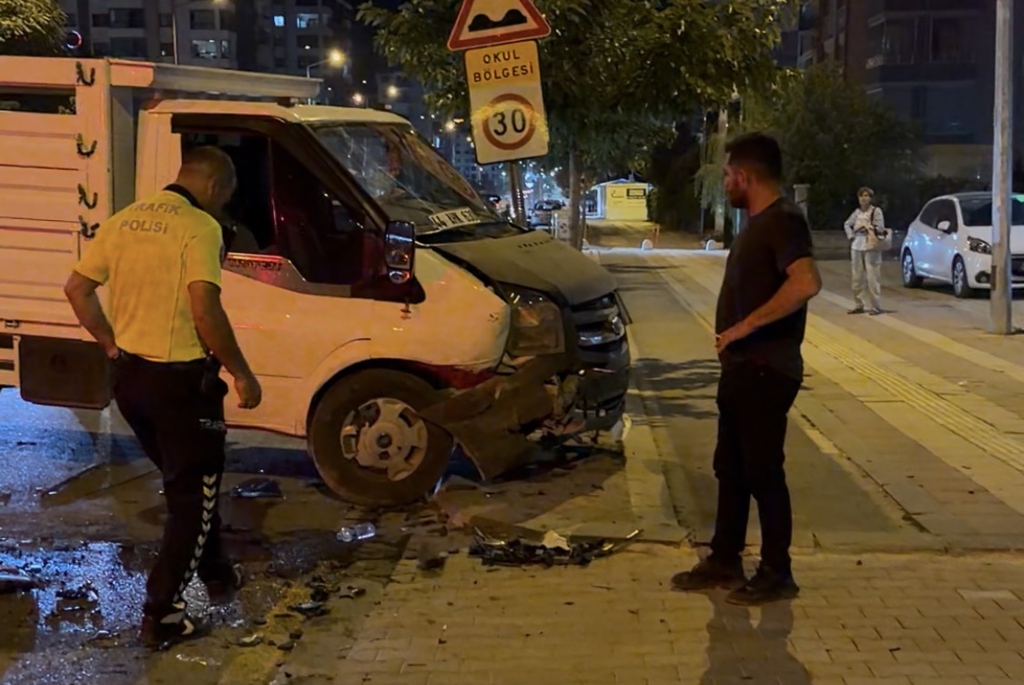 Yeşilyurt'ta pikap ile otomobil çarpıştı: 3 yaralı