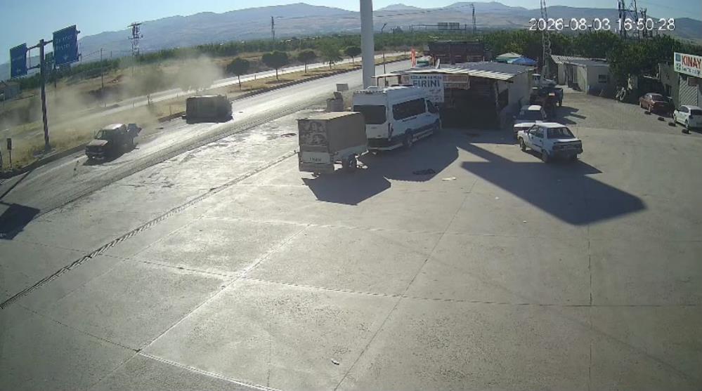 Pikap ile çarpışan otomobil devrildi: 3 kişi yaralandı