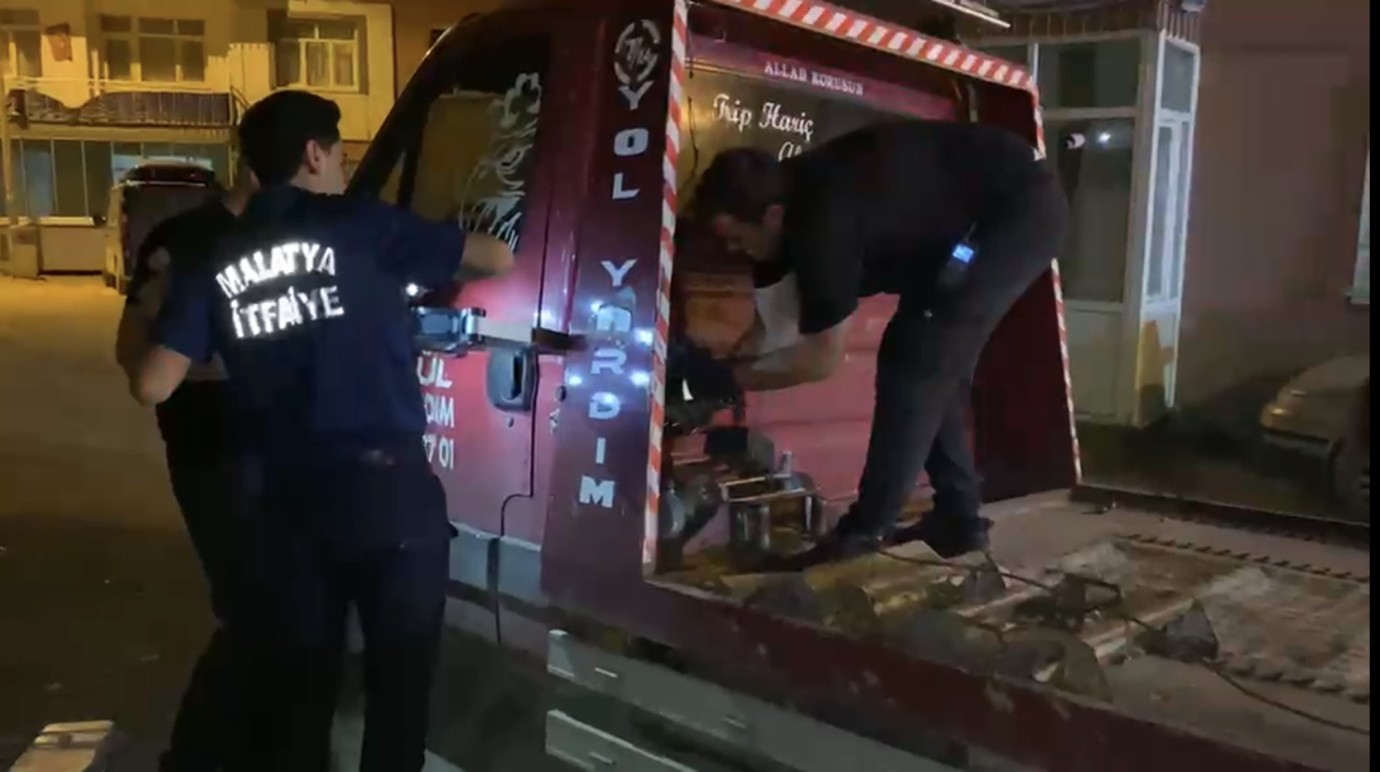 Çekicinin demir aksamına sıkışan kedi kurtarıldı