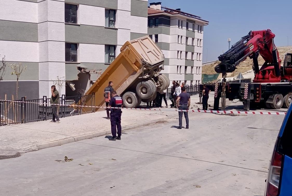 Freni boşalan hafriyat kamyonu TOKİ konutlarına çarptı