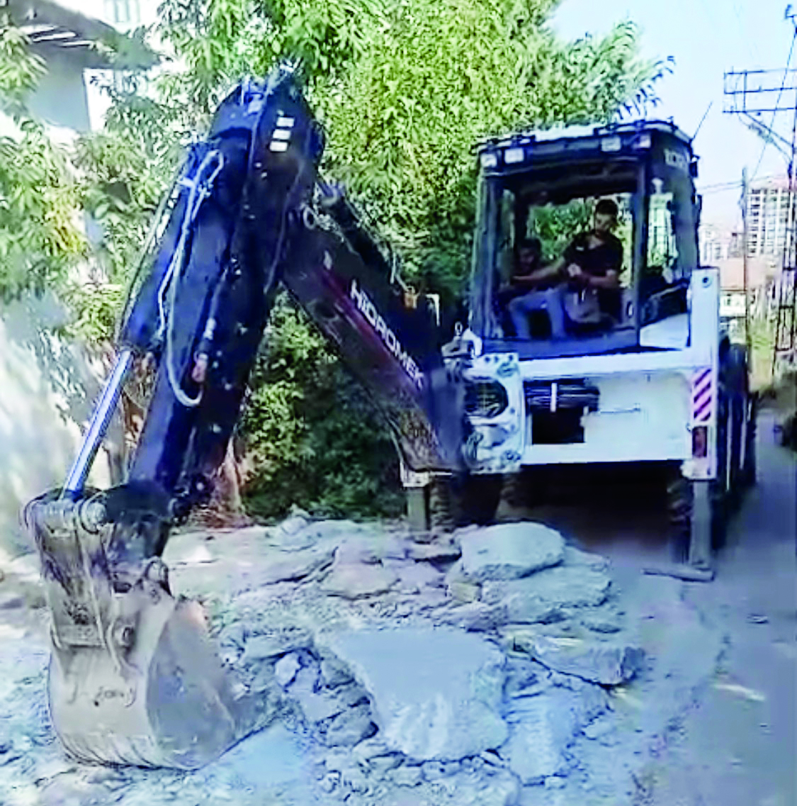 Sokağa beton harcı döküp kaçtı muhtar ateş püskürdü