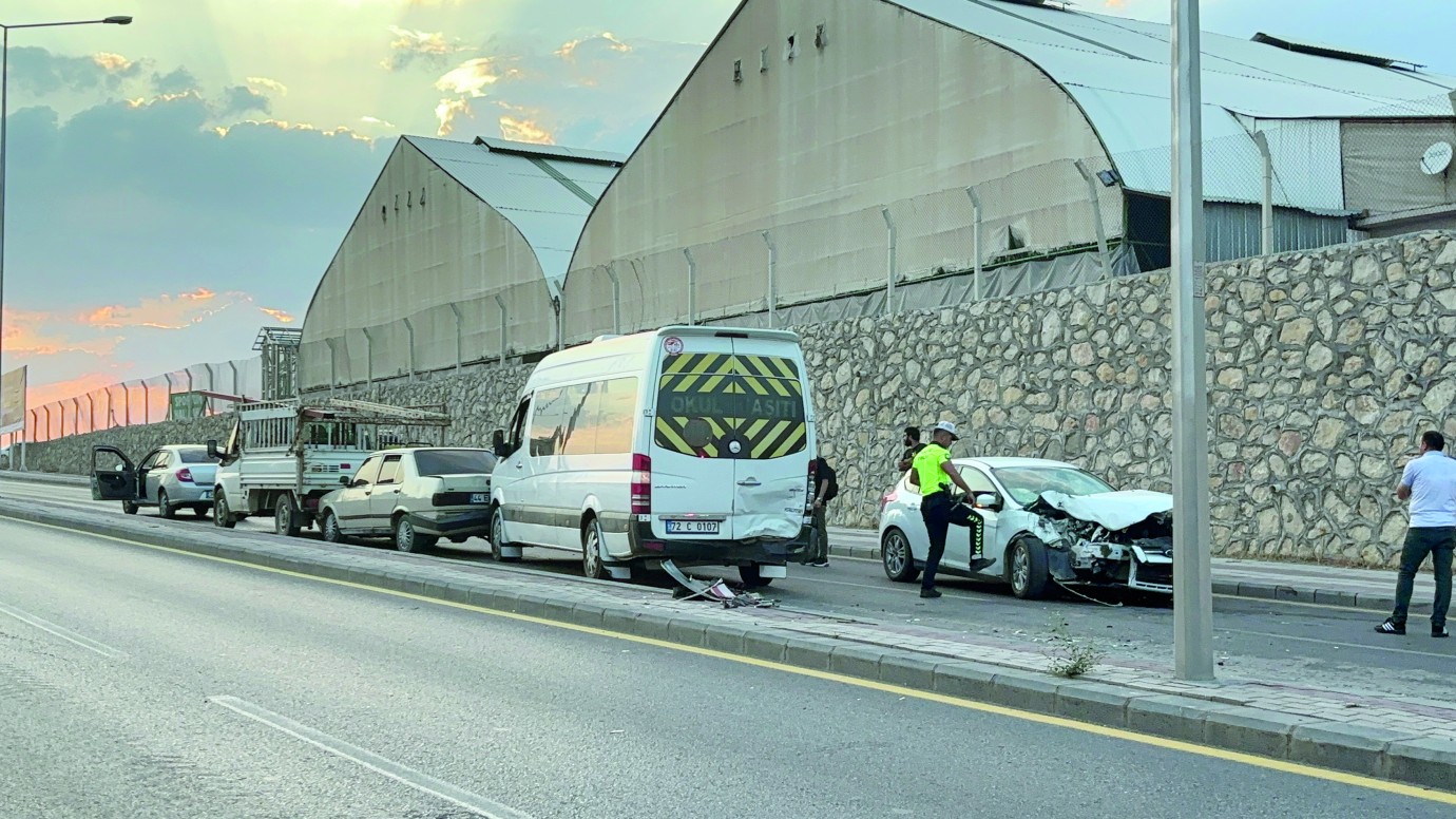 Malatya’da 4 araç birbirine girdi; Trafik kilitlendi