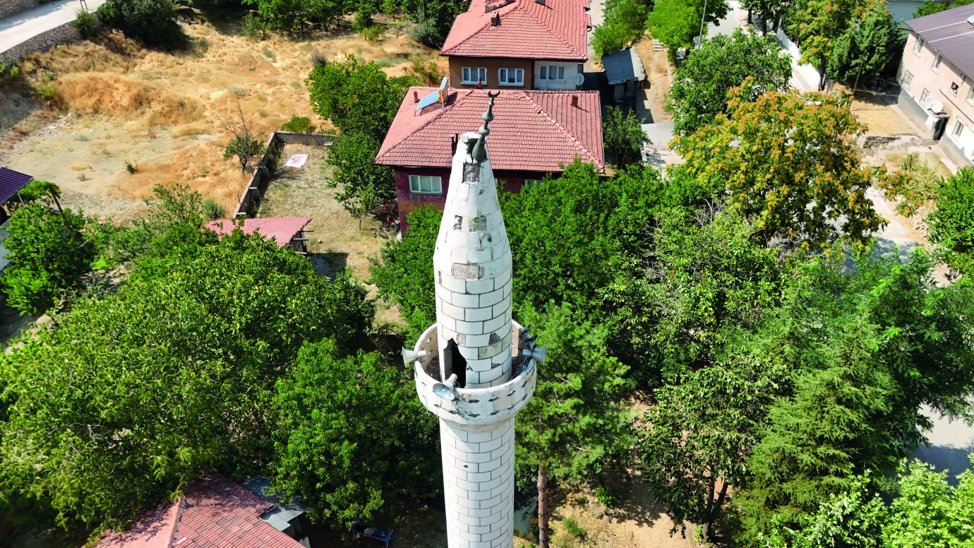  Hekimhan’da hasarlı alem tehlike saçıyor
