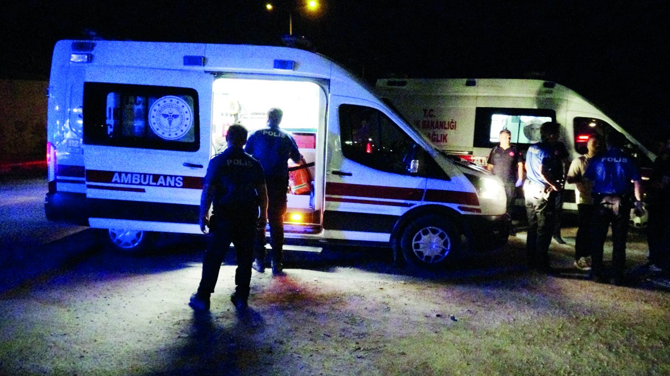 Gölette boğulma tehlikesi 6 kişi hastaneye kaldırıldı