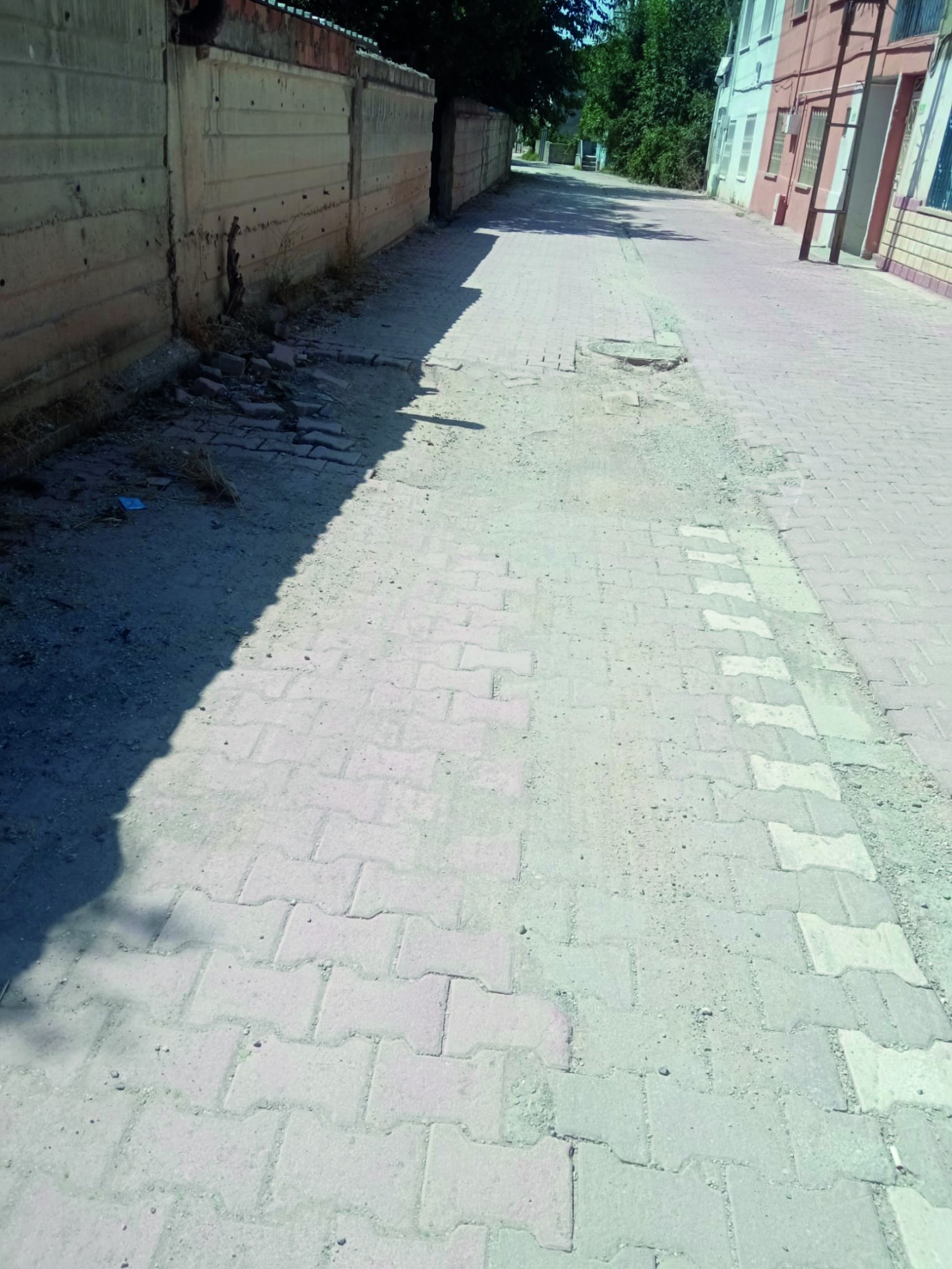 100. Yıl Caddesi asfalt, ara sokaklar toz toprak!