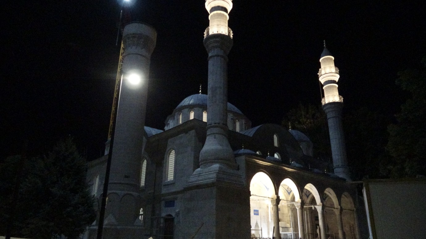 Depremde yıkılan tarihi Yeni Cami'nin ışıkları yıllar sonra yeniden yandı