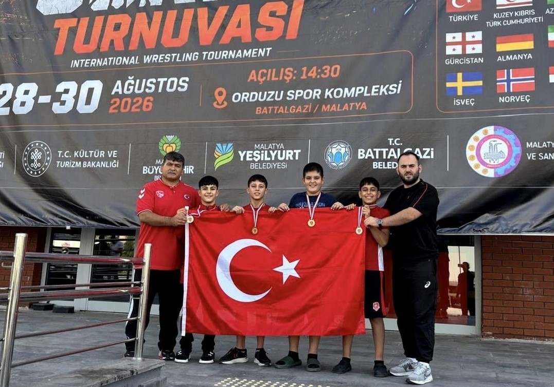 Yunusemre’nin güreşçileri Malatya’dan madalyalarla döndü