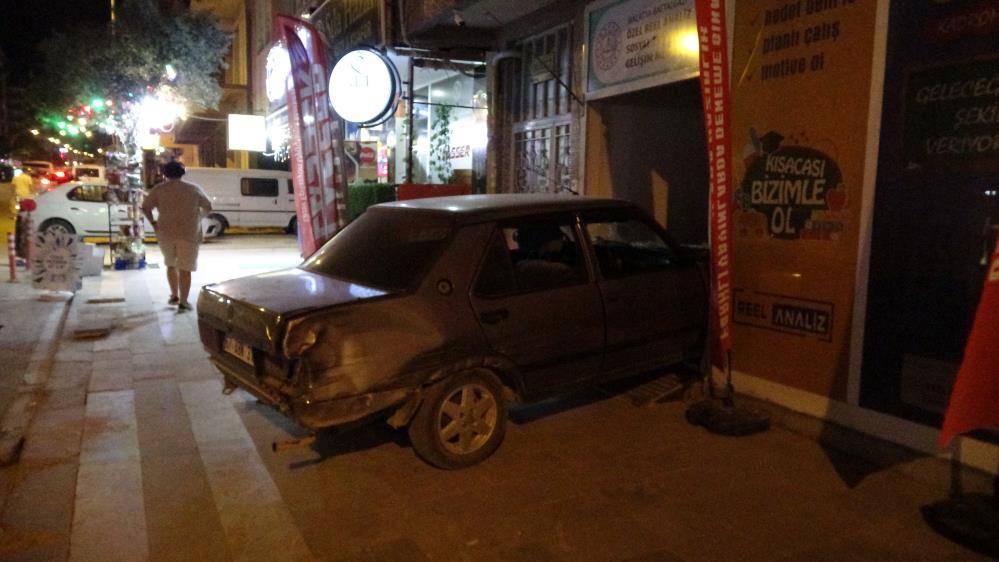 Kontrolden çıkan otomobil dershaneye girdi