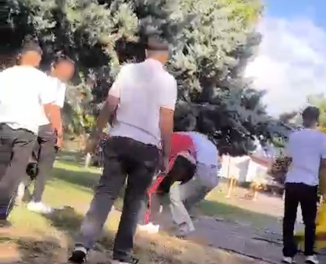 Parkta dehşet! 17 yaşındaki gence saldırdılar