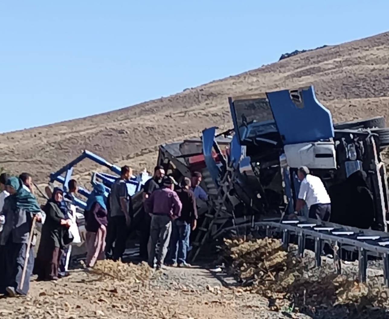 Malatya-Pütürge yolunda kamyon devrildi: 2 yaralı