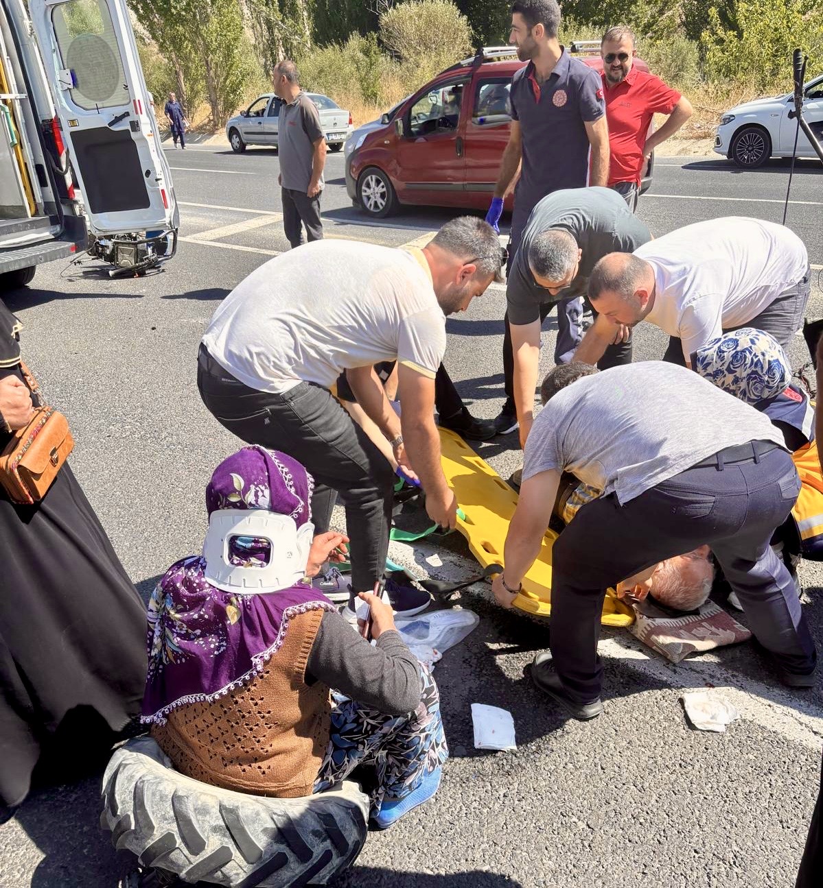 Darende’de çapa motoru ile minibüs çarpıştı: 1 yaralı