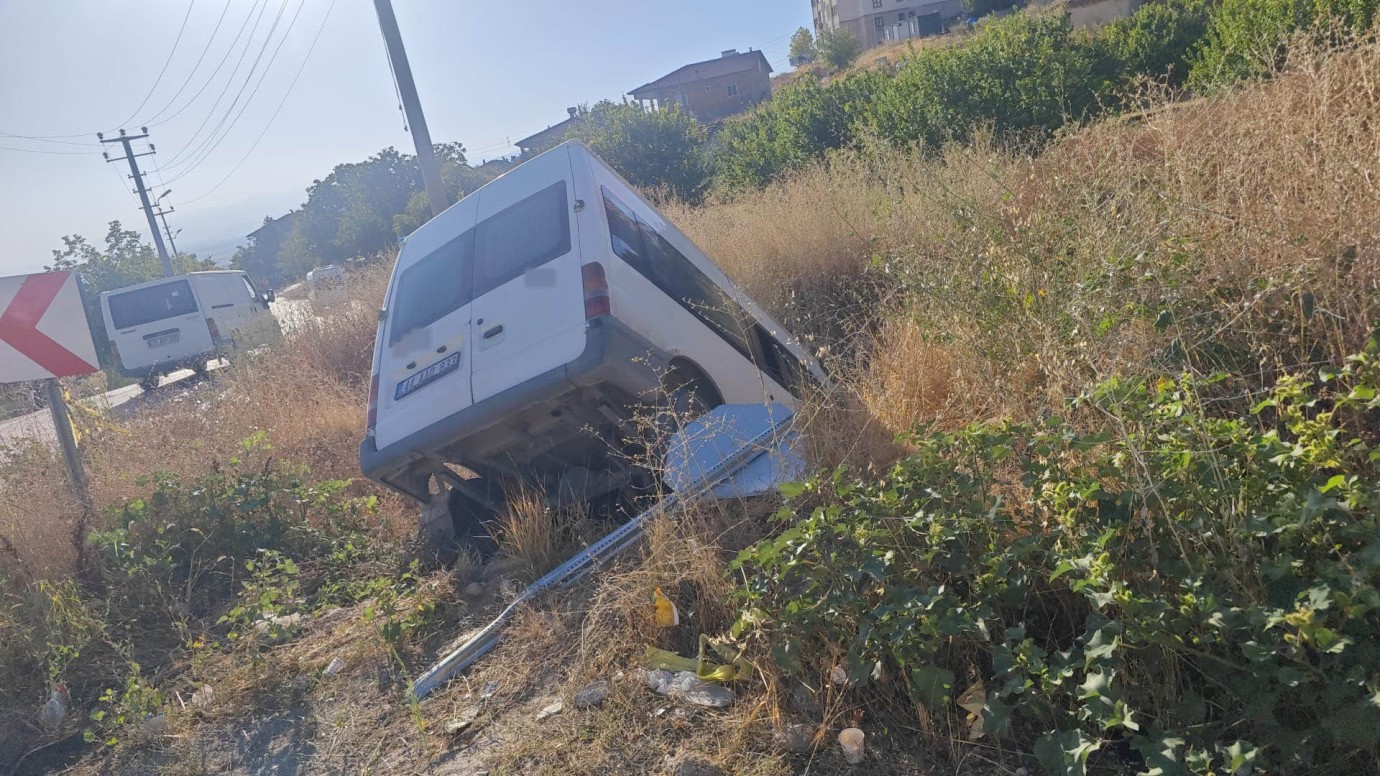Malatya’da Minibüs şarampole devrildi