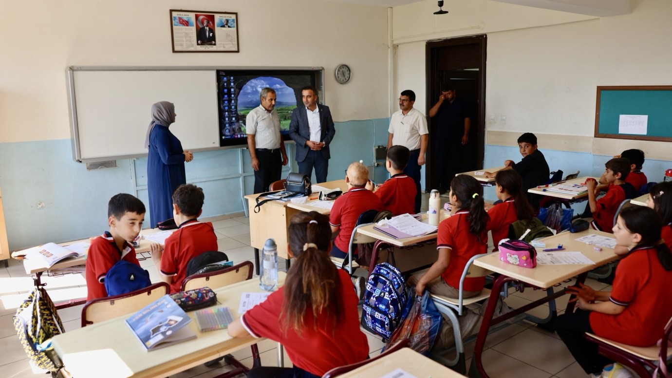 Akçadağ’da 300 öğrenciye çanta ve kırtasiye desteği