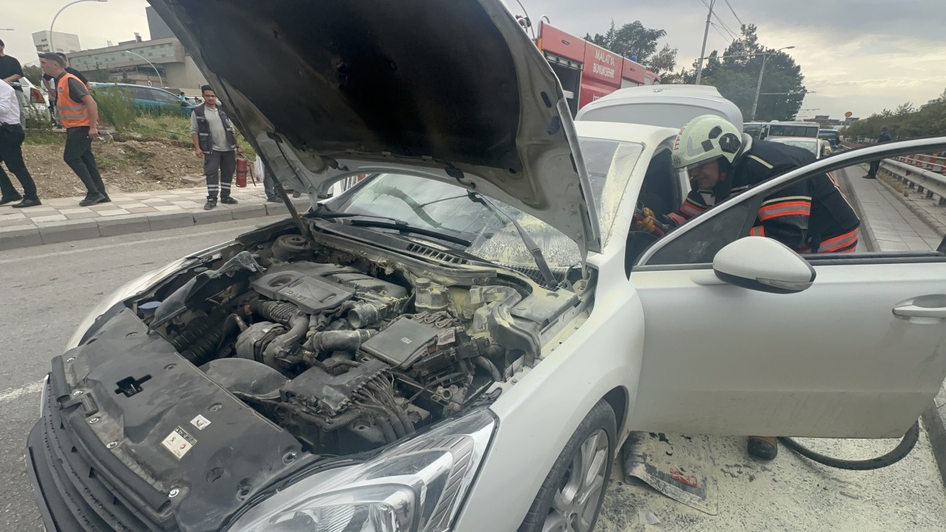 Seyir halindeki otomobilde yangın paniği