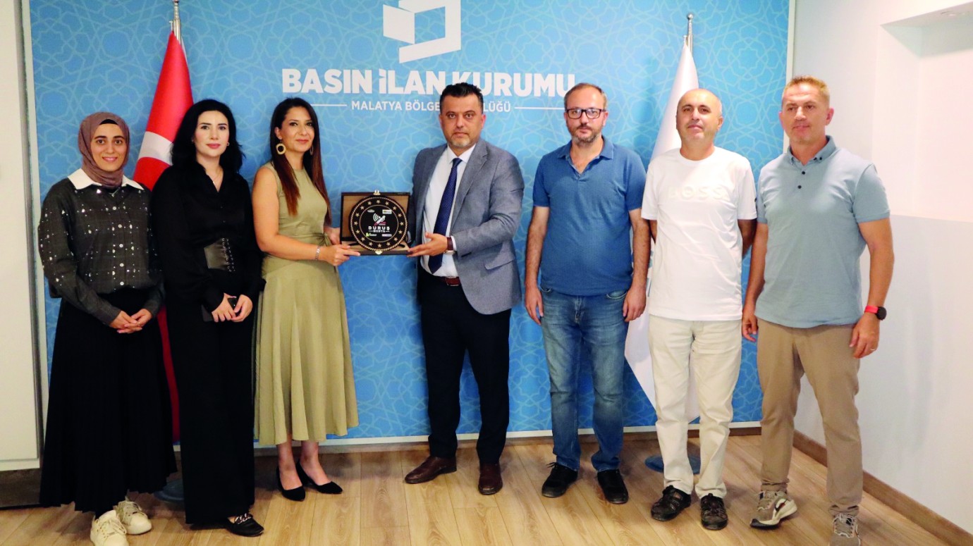 Duruş Medya'dan Poyraz ve Özcan'a Plaket Takdimi