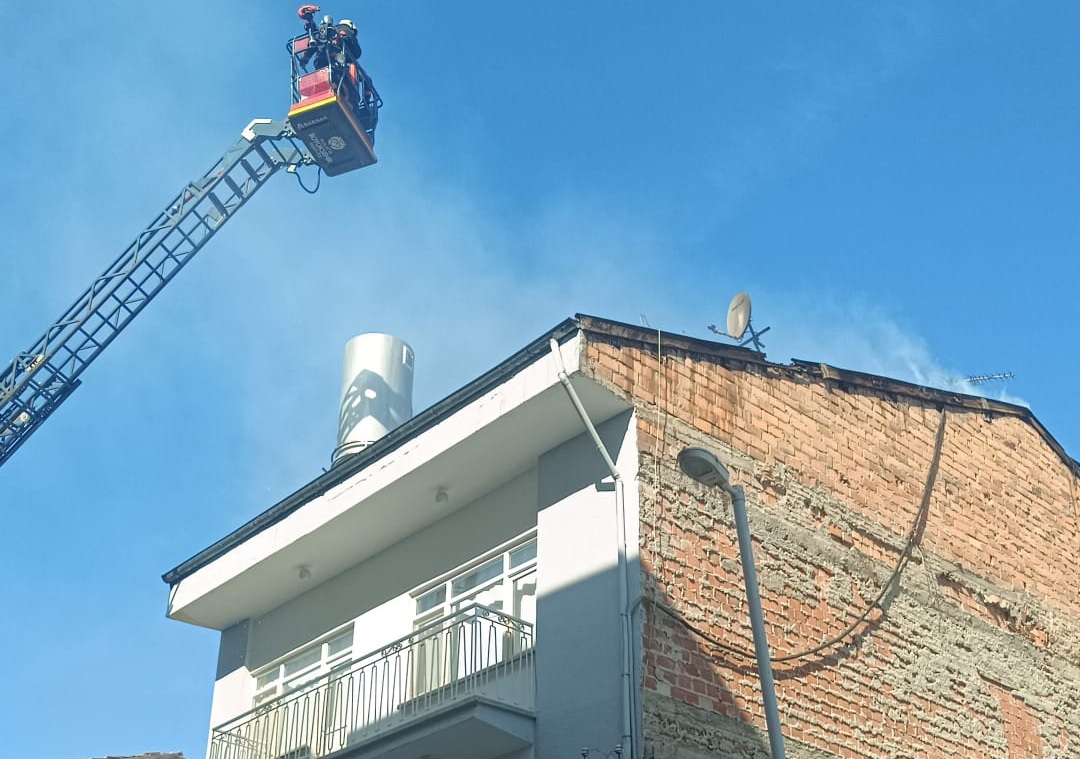 Hamidiye mahallesi’nde korkutan çatı yangını