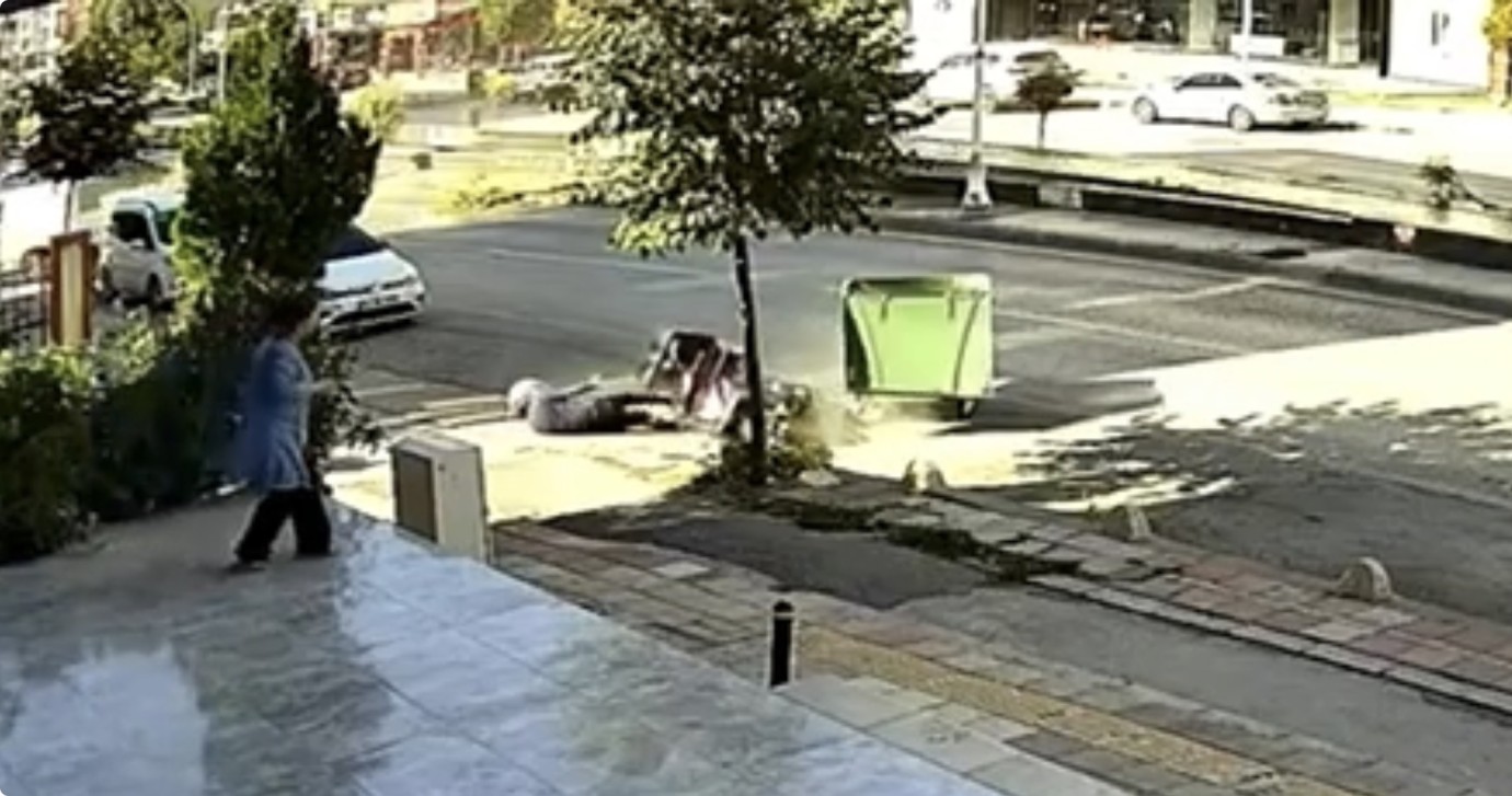 Kontrolden çıkan minibüs motosiklete çarptı