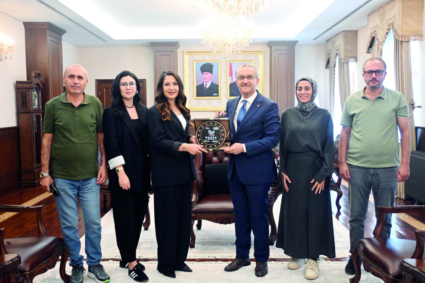 Duruş Medya’dan Vali Yavuz ve Bülbüloğlu’na Plaket Takdimi 