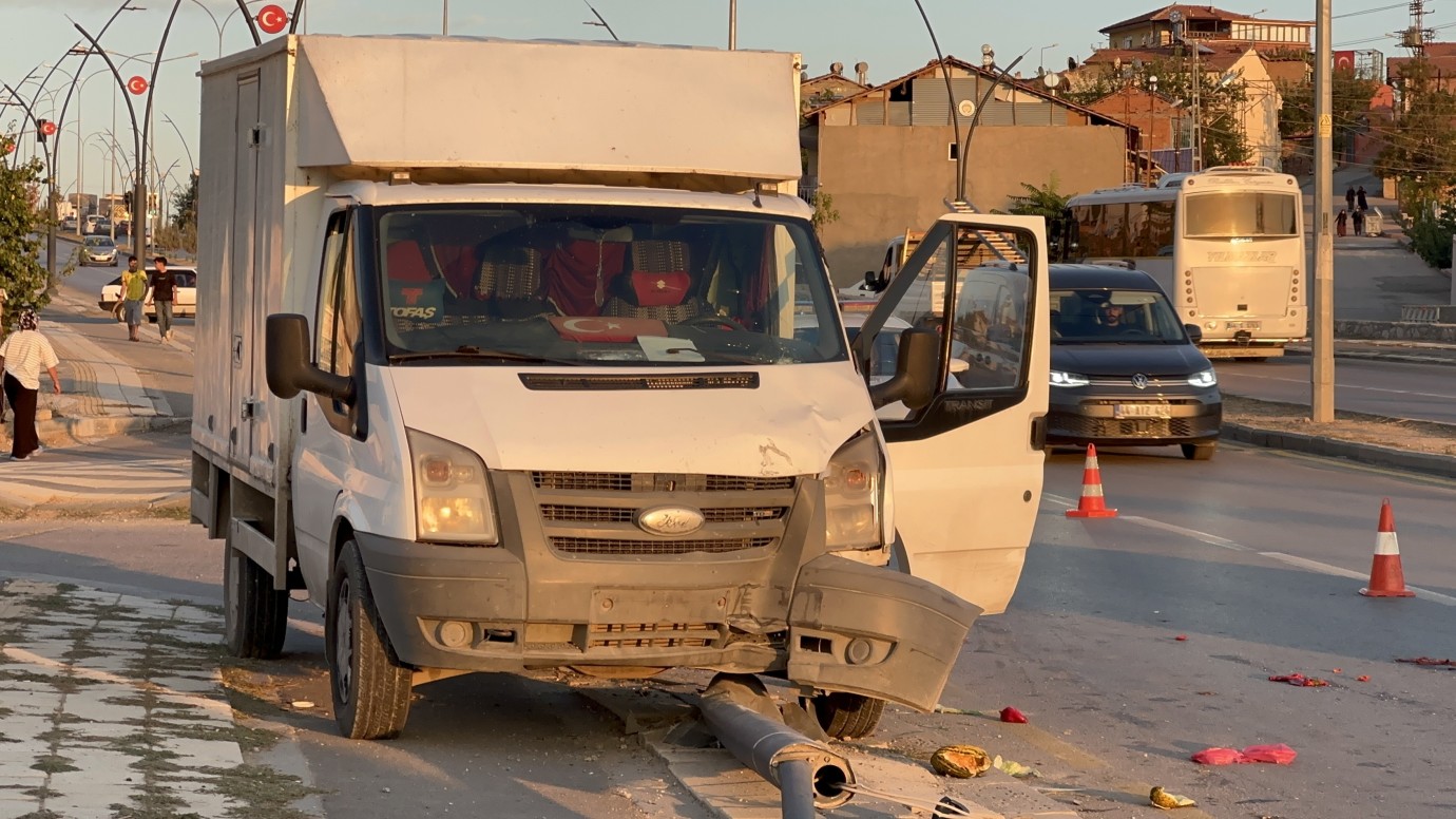 Kamyonet yayaya çarptı, direği kırarak kaldırıma çıktı