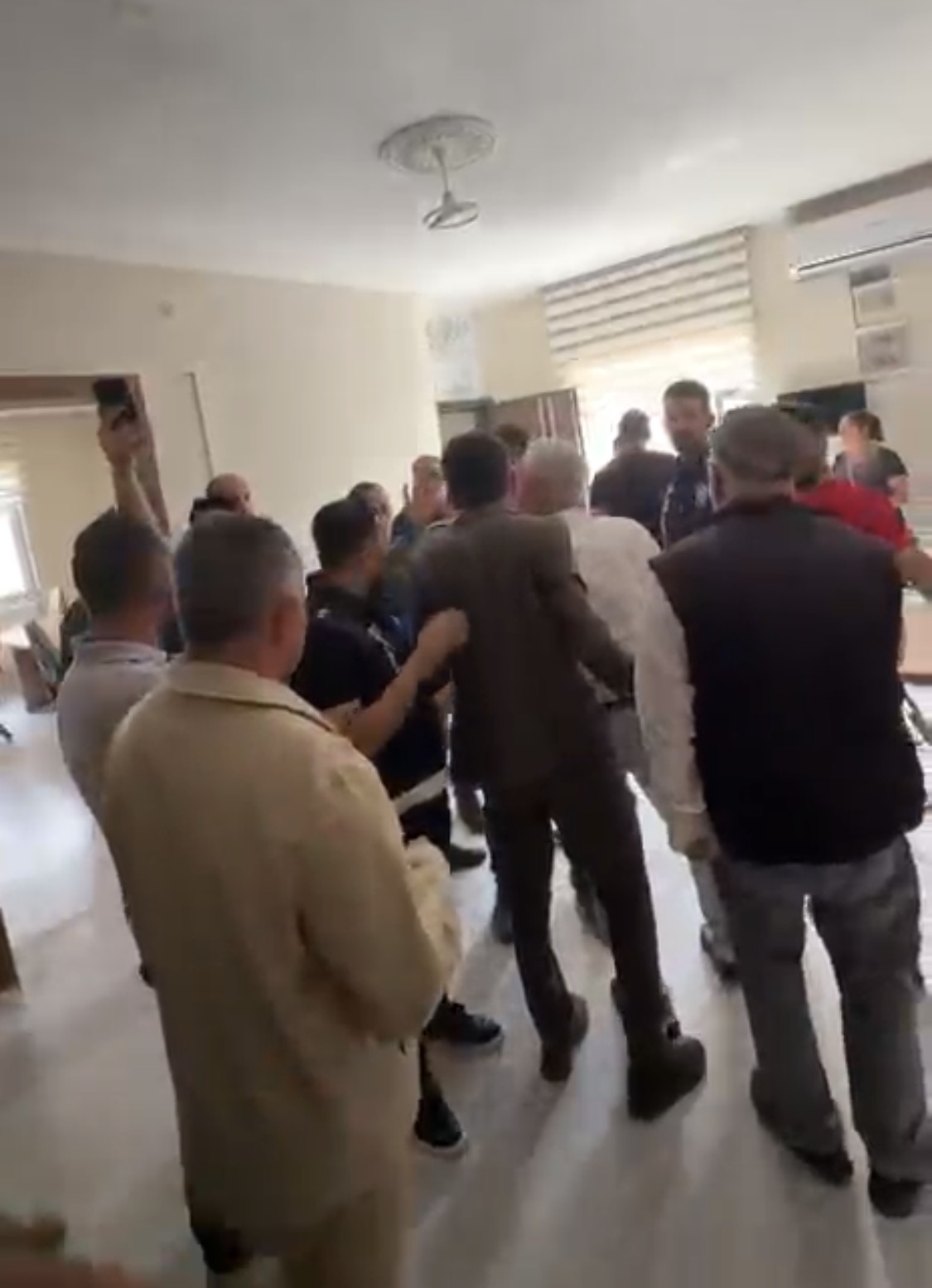 Arapgir’de parti binası gerilimi: Polis araya girdi