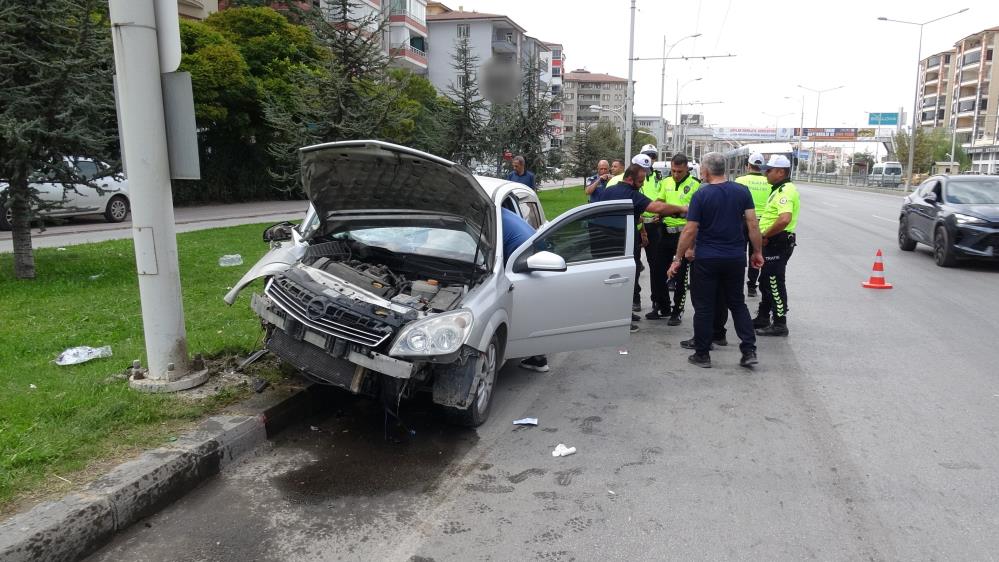 Kontrolden çıkan otomobil trambüs direğine çarptı