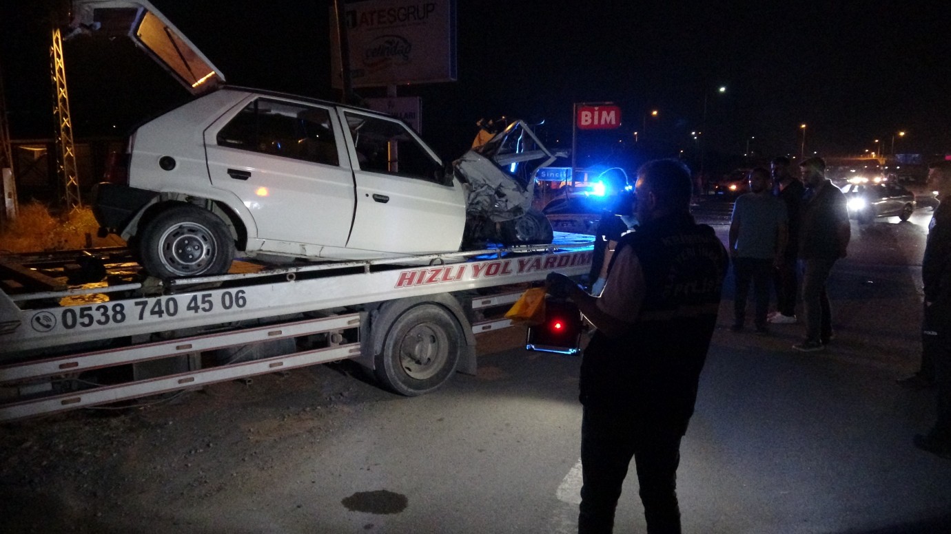 İkiye bölünen otomobilin sürücüsü hayatını kaybetti
