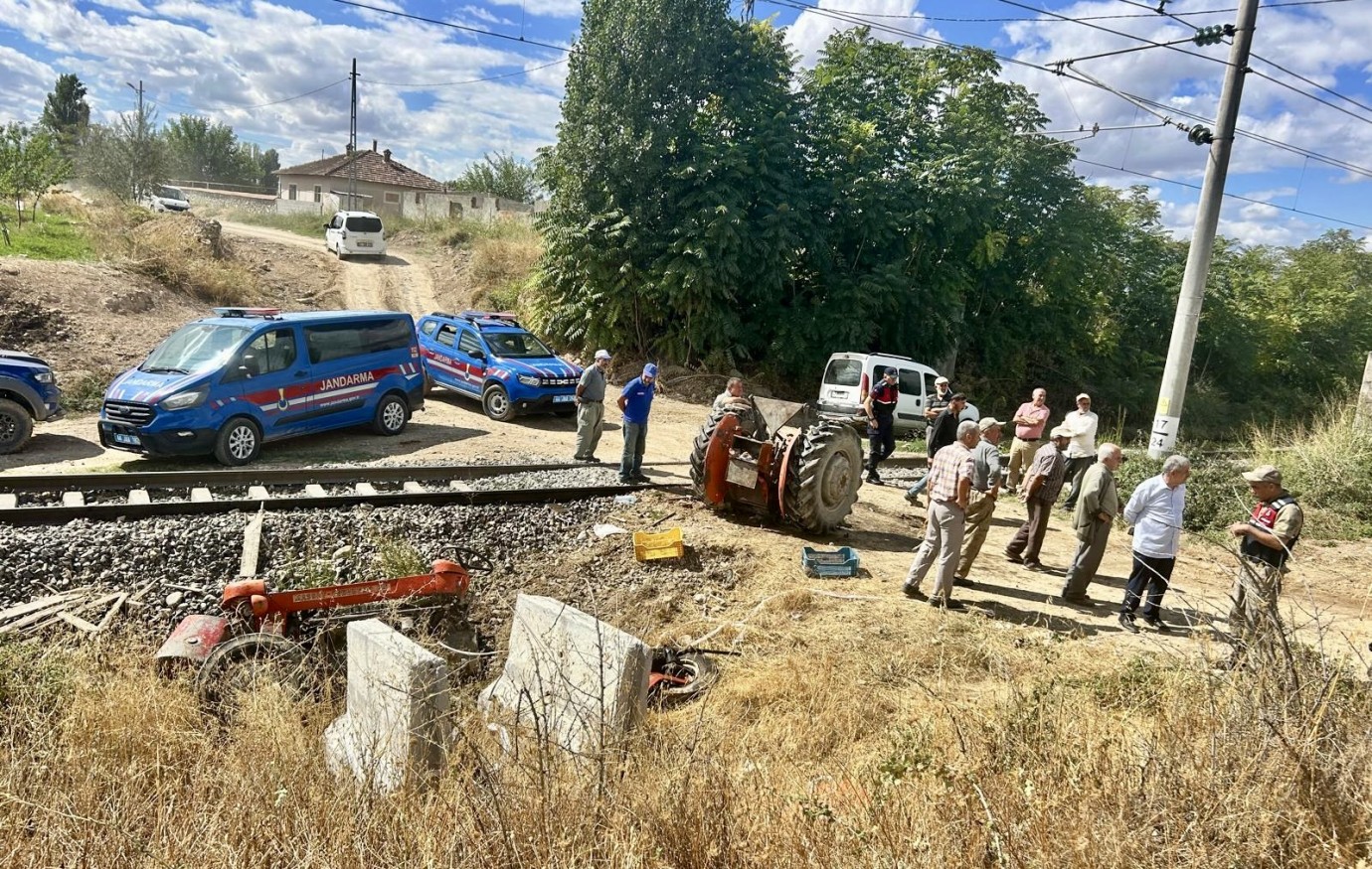 Yük treni traktöre çarptı