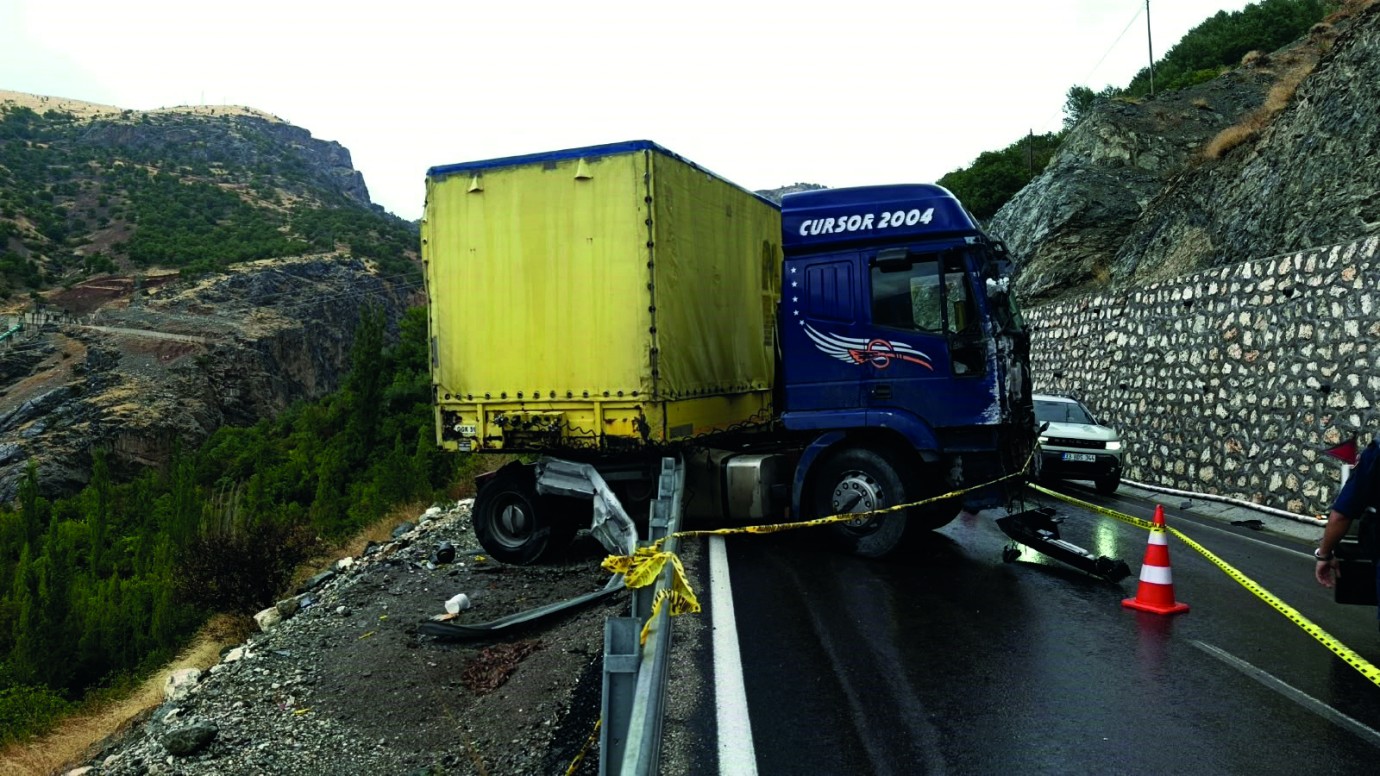 Kontrolden Çıkan TIR Bariyerlerde Asılı Kaldı