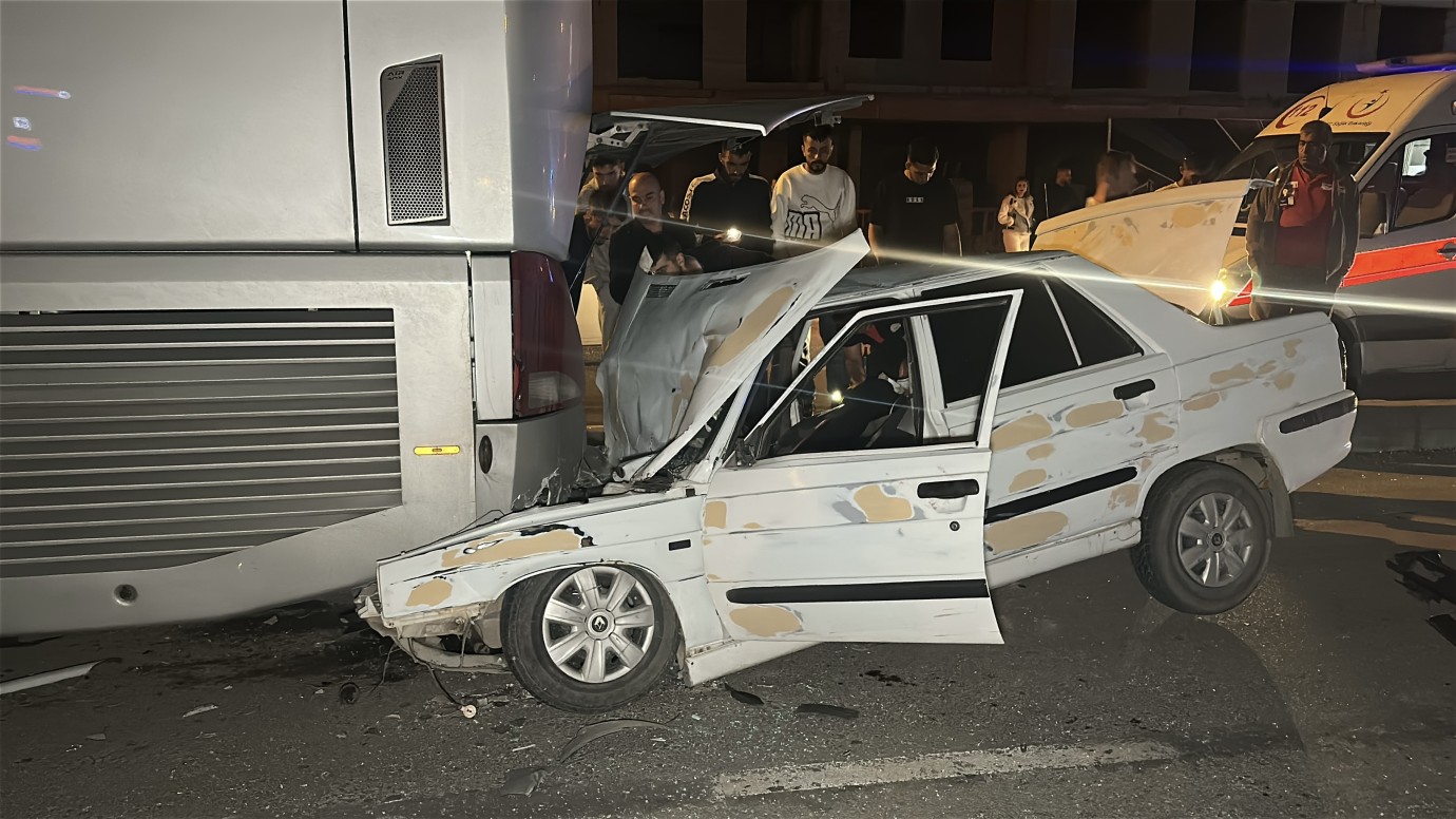 Malatya’da otomobil otobüsün altına girdi