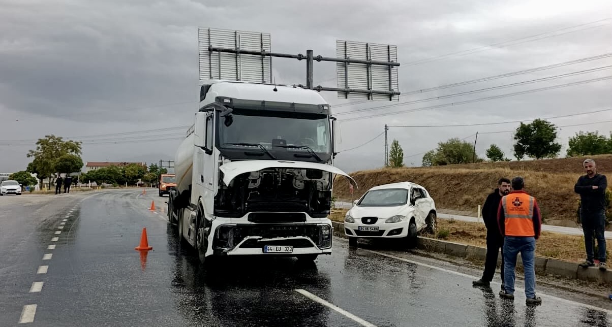Doğanşehir’de TIR ile otomobil çarpıştı: 3 yaralı