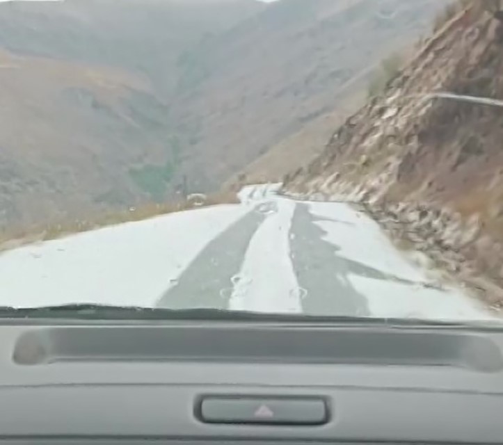 Malatya'da dolu yağışı yolları beyaza bürüdü